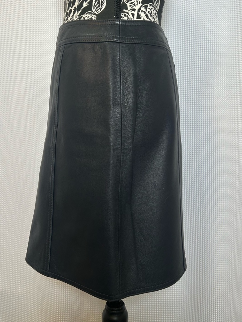Classic Leather Mini Pencil Skirt in Dark Navy Blue Women’s 4 - Picture 2 of 8